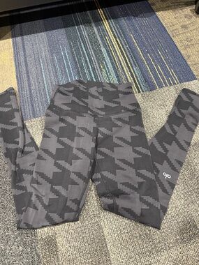 ALO Yoga Charcoal Black Geometric Leggings